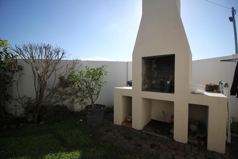2 Bedroom Property for Sale in Fraaiuitsig Western Cape